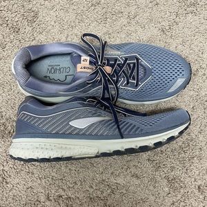 Brooks Ghost 12 size 10.5 Women’s LIKE NEW!!